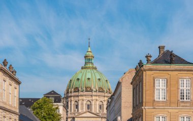 Kopenhag, Danimarka. Mermer Kilise olarak da bilinen Frederik Kilisesi 'nin kubbesinin bulunduğu şehir manzarası. Yazıt - Tanrı 'nın sözü sonsuza dek kalır..