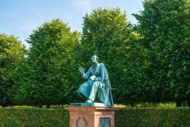 Kopenhag, Danimarka - 26 Haziran 2019: Rosenborg Castle Gardens 'da Hans Christian Andersen heykeli görülüyor. Sanatçı August Saabye 'nin heykeli.