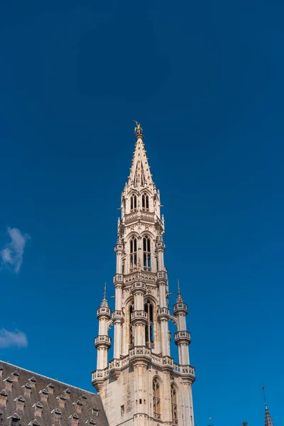Bruselas Bélgica Torre Del Ayuntamiento Estilo Gótico Contra Cielo Azul — Foto de Stock