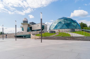 Yaroslavl, Rusya - 15 Ağustos 2020: Modern Kültür ve Eğitim Merkezi Valentina Tereshkova 'nın adını gözlemevi ve planetaryumdan almıştır..