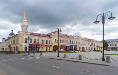 Rybinsk, Rusya - 16 Ağustos 2020: Rybinsk kentinin kırmızı meydanındaki binaların görüntüsü.