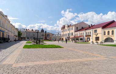 Rybinsk, Rusya - 16 Ağustos 2020: Rybinsk şehrinin kırmızı meydanı. Volga nehri kıyısındaki turizm merkezi..