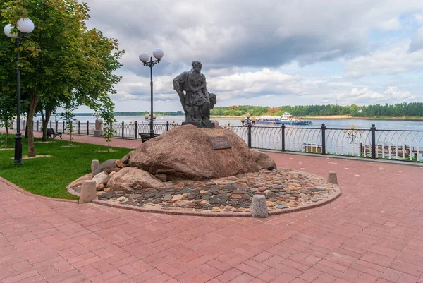 Rybinsk Russia August 2020 Monument Burlak Embankment Overlooking Volga River — Stock Photo, Image