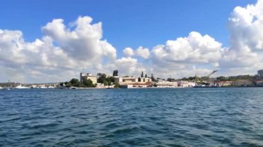 Sivastopol seti 1783 'te kurulan Sivastopol Donanma Hastanesi' ne bakıyor. Kırım Yarımadası.