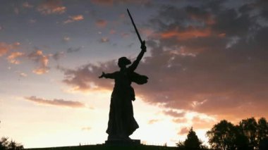 Volgograd, Rusya - 28 Ağustos 2017 Anavatan Çağrısı Heykeli! Gün batımında suya yansıyor. Tarihi ve anıt kompleksi Mamayev Kurgan.