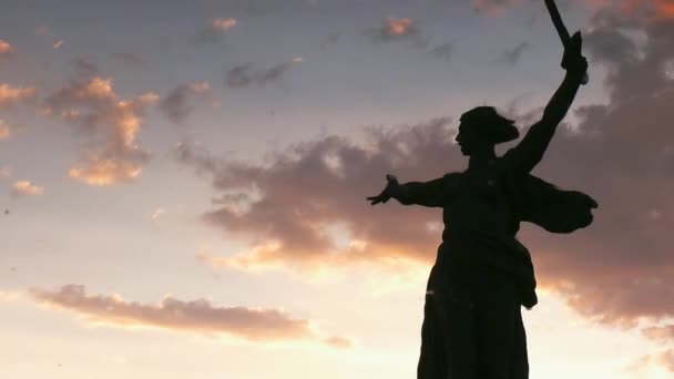 Volgograd Russia August 2017 Reflection Statue Motherland Calls Water Sunset — Stock Video
