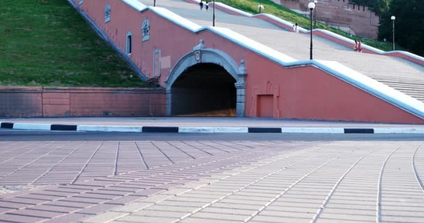 Autos Fahren Durch Den Tunnel Der Chkalov Treppe Nischni Nowgorod — Stockvideo