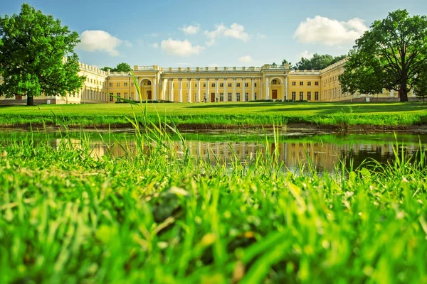 Stará krásná budova v parku Alexander — Stock fotografie