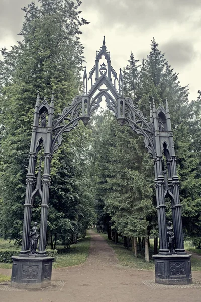 Nádherný gothic železné brány v parku Catherine — Stock fotografie