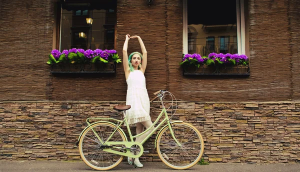 Genç kız bir bisiklet ayakta