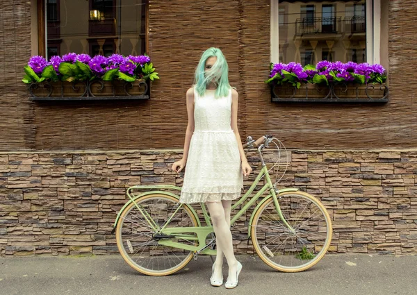 Genç kız bir bisiklet ayakta