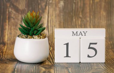 15 Mayıs 'tan itibaren sıcak mevsim için çiçek saksısı ve takvim. Bahar geldi..