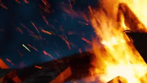 Feuer Und Knistern Von Holz Auf Verschwommenem Hintergrund Ruhe Und — Stockvideo