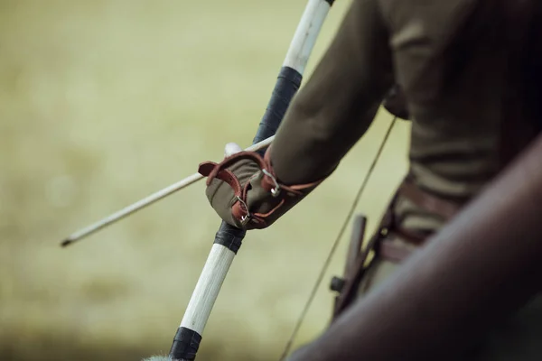 Young Woman Hands Arrows Bow Close — Stock Photo, Image