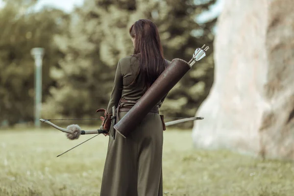 Молода Жінка Лучник Зеленому Середньовічному Костюмі — стокове фото