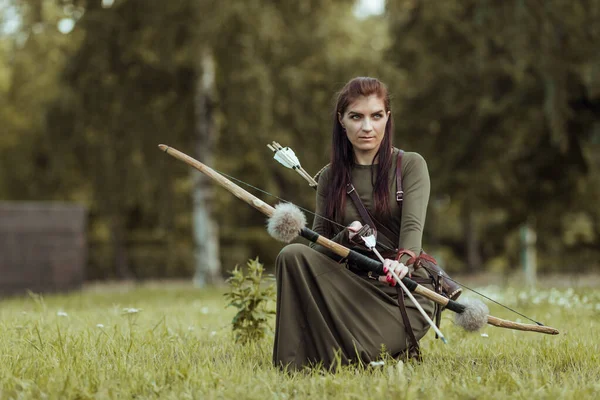 Середньовічна Жінка Воїн Бантом Сидить Клірингу Полюючи Зеленому Лісі — стокове фото