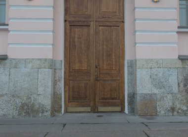 Girişin iç ve dış duvarları soyut. Şehir evlerinin kapıları. Eski, kahverengi ahşap kapı..