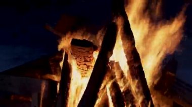 Gece vakti ve yanan ateş. Şenlik ateşi. Siyah arka planda alevlerin yanması, sessizlik ve yanan odunların çatırtısı.