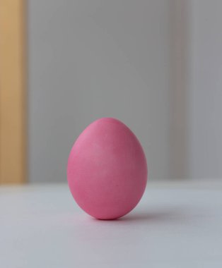 Paskalya tatili. Bulanık arkaplanda pastel renkte hassas yumurtalar.