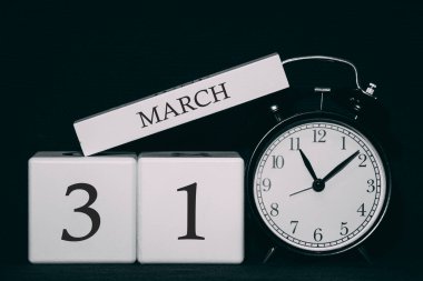 Siyah beyaz takvimde önemli bir tarih ve olay. Küp tarihi ve ayı, 31 Mart. Bahar mevsimi.