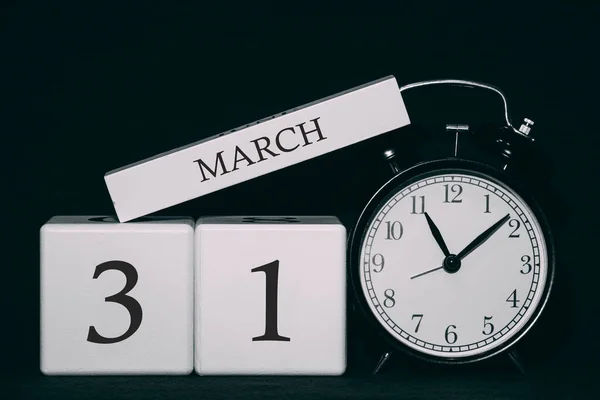 Siyah beyaz takvimde önemli bir tarih ve olay. Küp tarihi ve ayı, 31 Mart. Bahar mevsimi.