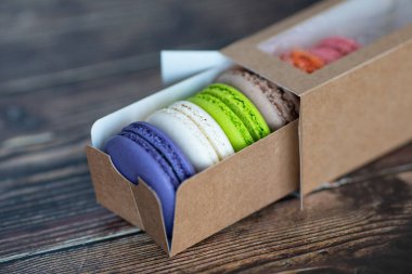 Koyu arkaplanda kağıt kutuda makarna kekleri.