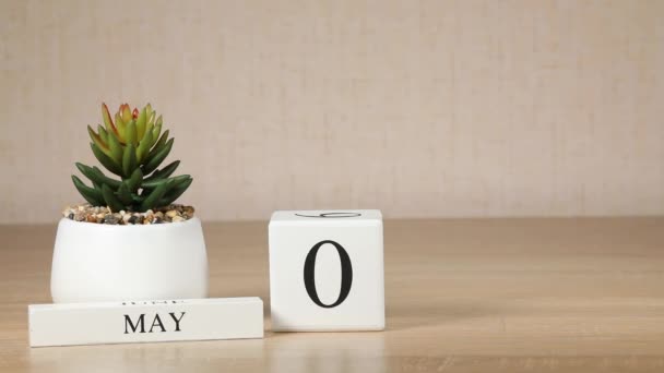 Houten Kalender Met Een Belangrijke Gebeurtenis Voor Mei Zet Hand — Stockvideo