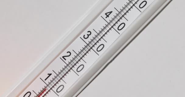 Thermometer Auf Weißem Hintergrund Die Temperatur Auf Dem Thermometer Steigt — Stockvideo