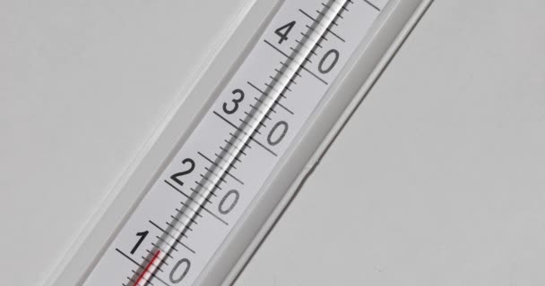 Termómetro Sobre Fondo Blanco Temperatura Termómetro Aumenta Líquido Rojo Metilcarbitol — Vídeos de Stock
