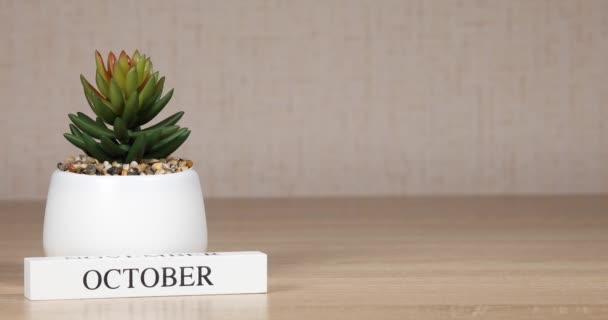Houten Kalender Met Een Belangrijke Gebeurtenis Voor Oktober Hand Van — Stockvideo