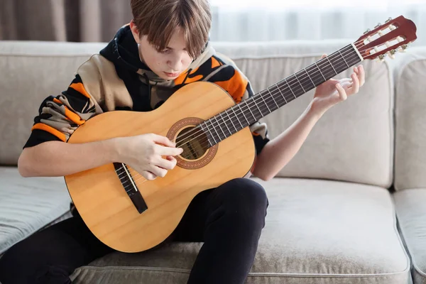 Мальчик играет на гитаре дома, онлайн урок. Высокое качество видео — стоковое фото