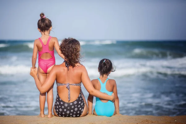 Mamma con due bambini godendo di vacanza, località balneare, vacanze estive — Foto Stock