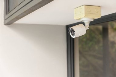 Evin dışındaki güvenlik kamerası güvenlik kamerası sistemi. Bulanık bir gece şehri manzarası. Duvardaki modern CCTV kamerası. Güvenli yaşam ya da varlık için ekipman sistemi hizmeti.