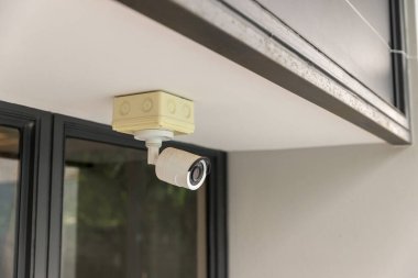 Evin dışındaki güvenlik kamerası güvenlik kamerası sistemi. Bulanık bir gece şehri manzarası. Duvardaki modern CCTV kamerası. Güvenli yaşam ya da varlık için ekipman sistemi hizmeti.