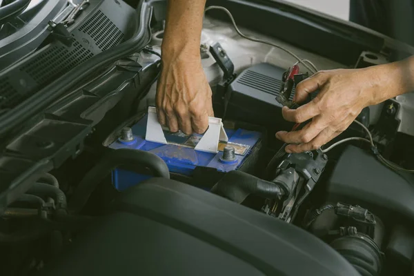 Engine Engineer Replacing Car Battery Because Car Battery Depleted Concept — Stock Photo, Image