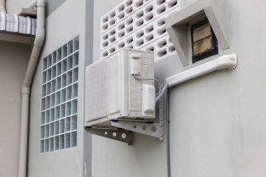 Eski binaya klima kompresörü yerleştirildi. Dışarıdaki duvar tipi klima kompresör ünitesi çeviricisi binanın dışına yerleştirilmiş. Klima kompresörü açık hava ünitesi