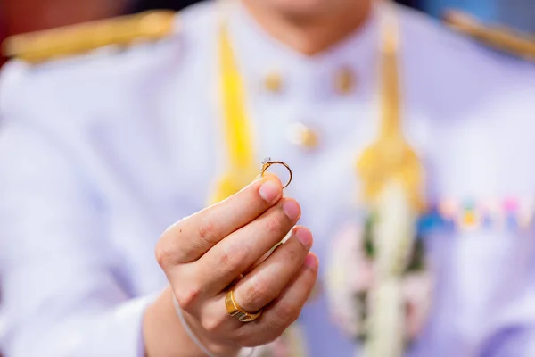 Χειρολαβή Διαμαντένιο Δαχτυλίδι Φόντο Θαμπάδα Σύμβολο Γάμου Γάμου Και Αγάπης — Φωτογραφία Αρχείου