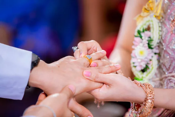 결혼반지 그녀는 반지를 그에게 걸었다 신부를 반지를 타이의 결혼식 타이의 — 스톡 사진
