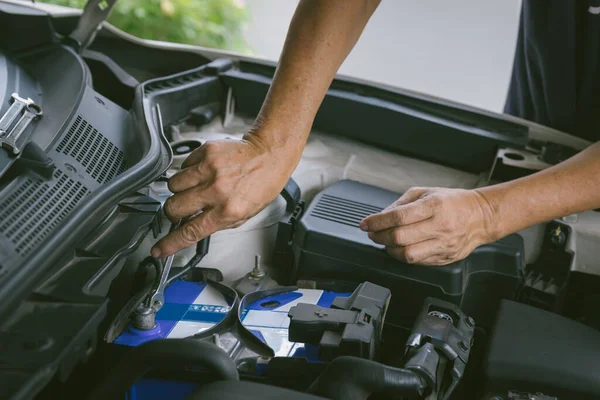 发动机工程师正在更换汽车电池 因为汽车电池用完了 概念车维修及车辆保养费用 — 图库照片