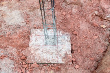 İnşaat alanındaki inşaatın yığın temeli. Beton yığınlarının çelik demirleri, temel levhaları. Yığın takviye işi. İnşaat alanında temel yapısal işler..