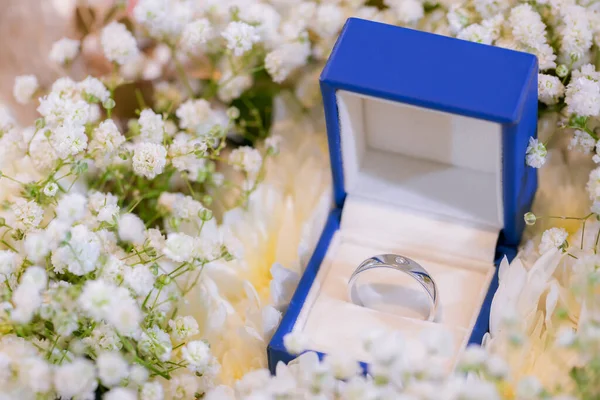 Elegante Anillo Diamantes Caja Con Fondo Flores Anillos Boda Plata —  Fotos de Stock