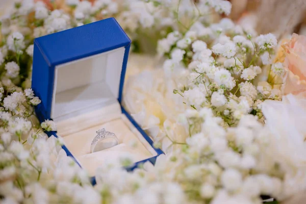 Eleganter Diamantring Der Box Mit Blumenhintergrund Silberne Eheringe Schachtel Diamant — Stockfoto
