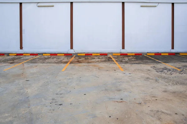 Empty Space Parking Lot Flower Falling Parking Car Left Wall — Stock Photo, Image