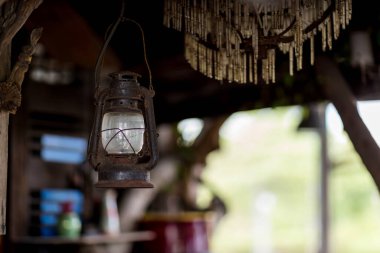 Paslı Hint feneri. Antika eski fenerler sallanıyor. Eski tarz yanan fener parti dekorasyonu.