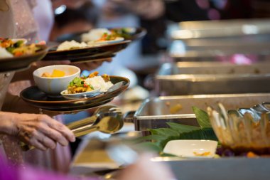 Yemek Büfesi Yemek Yeme Partisi Paylaşım Konsepti. İnsanlar lüks restoranlarda açık büfe yemekleri, renkli meyve ve sebzelerle bir araya getiriyorlar.