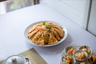 Karides ve domuz etiyle doldurulmuş çıtır börek. Restoranda karides ve domuz etiyle doldurulmuş çıtır börek. Çin usulü, karides ve domuz etiyle doldurulmuş börek..
