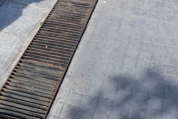Mříž Kanalizace Kolem Ulice Nebo Chodníku Systém Recirkulace Vody Čištění — Stock fotografie