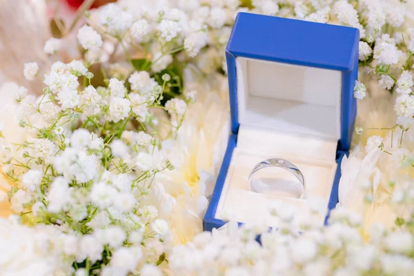 花の背景を持つボックス内のエレガントなダイヤモンドリング 箱の中の銀の結婚指輪 ボックスに隔離されたダイヤモンドエンゲージメントリング — ストック写真