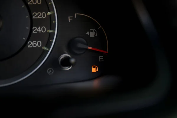 Üres Üzemanyag Figyelmeztető Lámpa Műszerfalon Üzemanyagpumpa Ikon Benzinnyomtávú Műszerfal Autóban — Stock Fotó