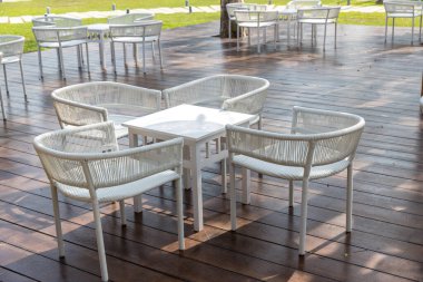 Düğün için hazırlanmış bir masa ya da başka bir yemek masası, dışarıda güzel yemekler için lüks bir düğün masası.